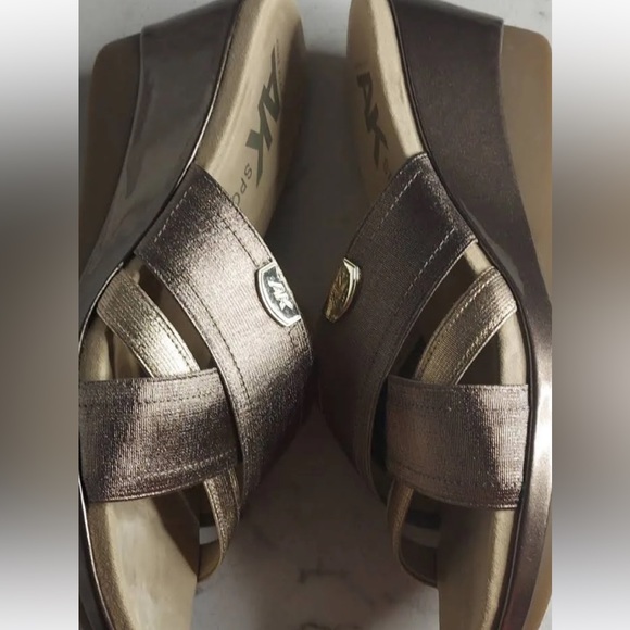 Comfy gold wedge sandals in very good condition worn only a handful of times, - Picture 3 of 3